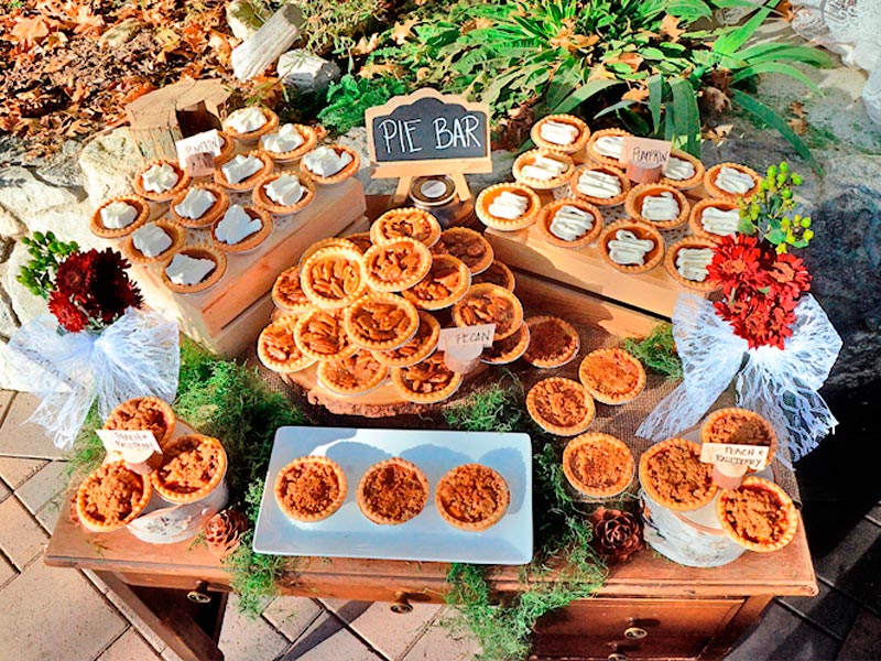 Bar de tartas en el día más especial Deliciosos pies para el catering de tu boda