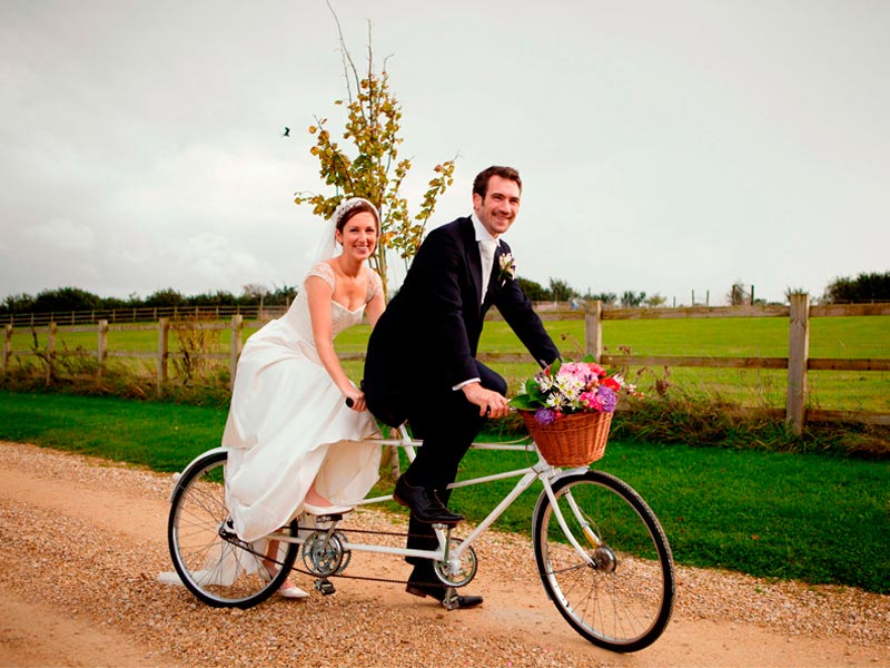 Bicicletas para decorar tu boda Excelente detalle vintage y móvil para la ceremonia