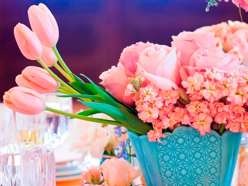 Centros de mesa con tulipanes Sofisticados capullos para decorar tu boda