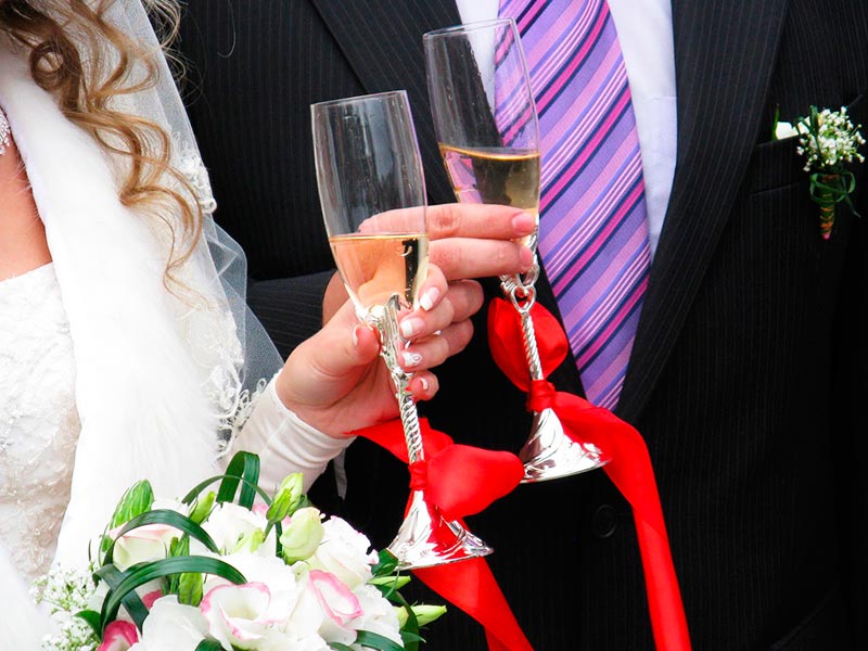 Cómo decorar las copas nupciales ¡Originales! Copas personalizadas para el brindis de tu boda