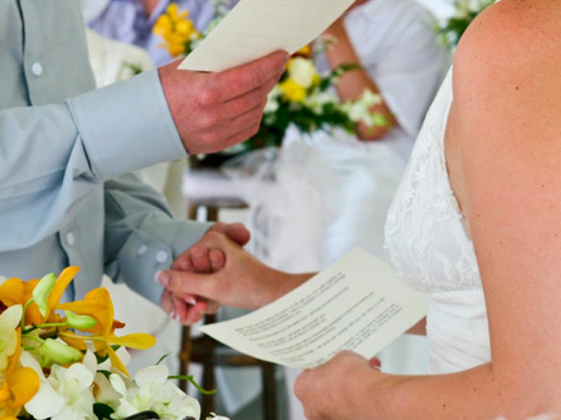 ¿Cómo escribir los votos matrimoniales? Guía practica para demostrar el amor ante el altar