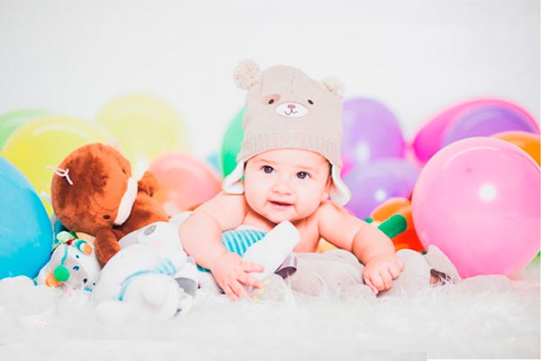 ¿Cómo fotografiar a tu bebé con globos? Coloridos globos para fotografíar a tu bebé