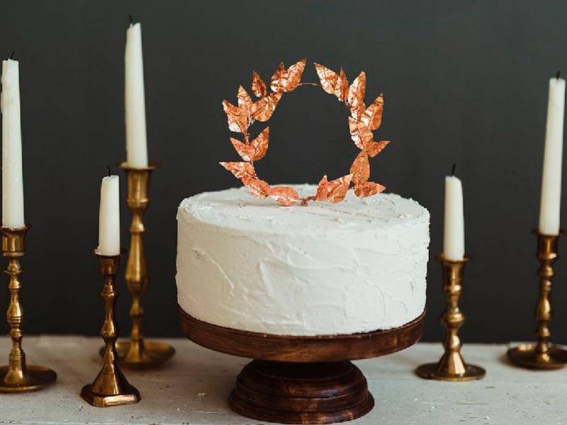 ¿Cómo hacer un adorno para pastel de bodas? Engalana tu pastel con un fabuloso topper creado por ti