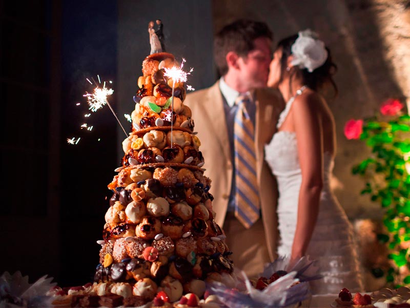 Croquembouche el original pastel de bodas Bizcocho francés para tu celebración nupcial
