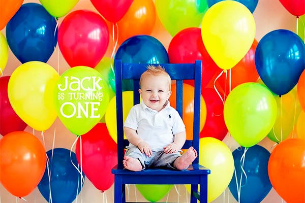 Cumpleaños para niños con muchos colores Fantasía de globos en su primer añito
