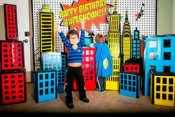 Cumpleaños para niños de superhéroes Reunión de superhéroes en su fiesta de cumpleaños