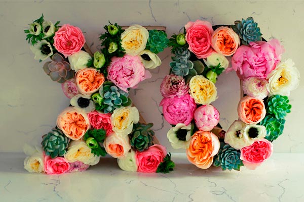 Decora con un letrero floral Elabora un vistoso monograma con flores de colores