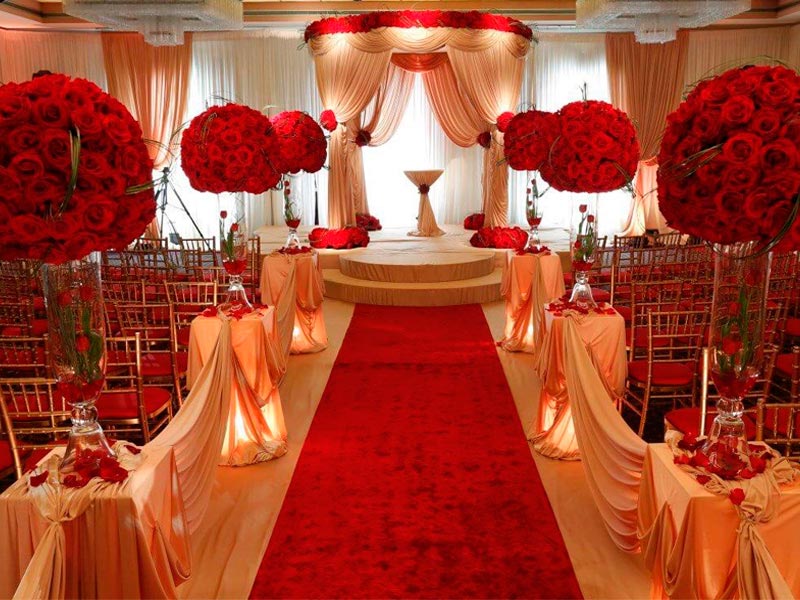 Decoración en rojo para tu boda Ceremonia nupcial con tono carmesí