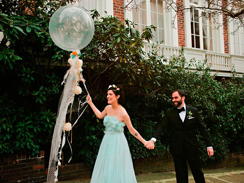 Decoración para tu boda Bellos globos de helio con guirnaldas florales