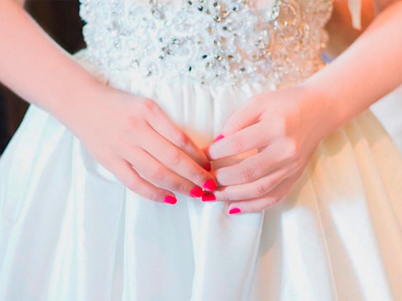 Estilos originales para las uñas de las novias Manos vanguardistas para el día de tu boda