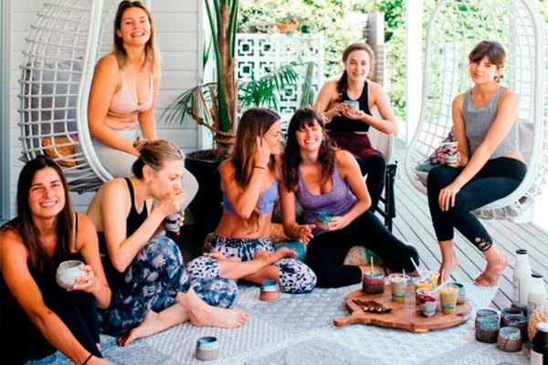 Fiesta de yoga al aire libre Relajante fiesta de yoga con amigas
