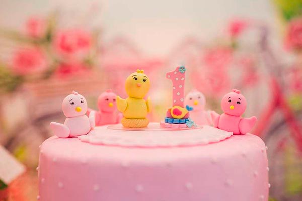 Ideas para el primer cumpleaños de tu hija Colorido y primaveral cumpleaños de niña