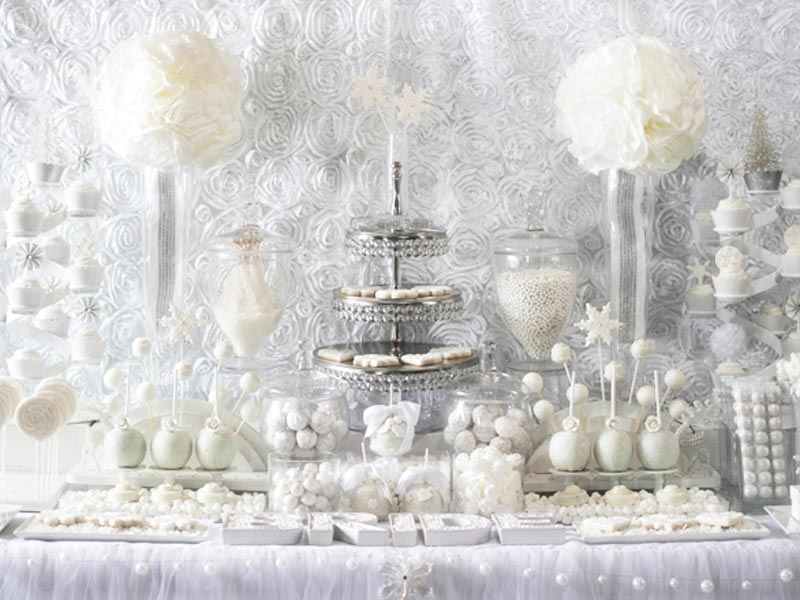 Mesa de dulces completamente blanca Tu boda se viste de blanco