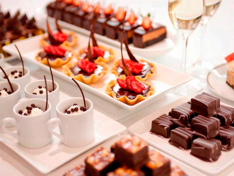 Mesa de dulces con chocolates Una experiencia achocolatada en tu boda