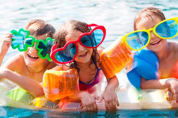 Organiza un cumpleaños de piscina Celebra con una fresca piscinada