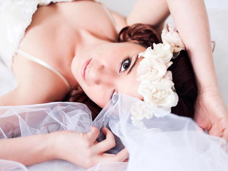 Provocativa sesión de fotos para la novia Sensuales imágenes boudoir en el día de la boda