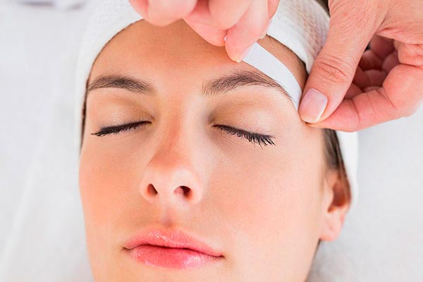 Quinceañeras: Conoce los mejores métodos para depilar tus cejas