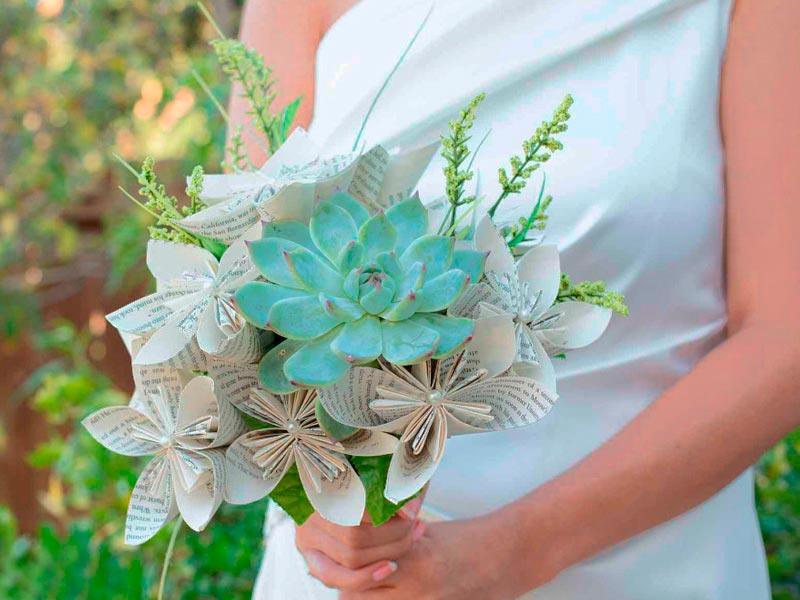 Ramos de novia hechos en papel y tela Singulares bouquets para llevar en tu boda