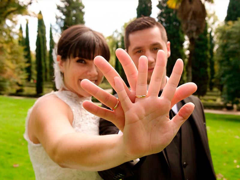 Sesión fotográfica con tus anillos de boda 5 ideas originales para lucir los aros de matrimonio