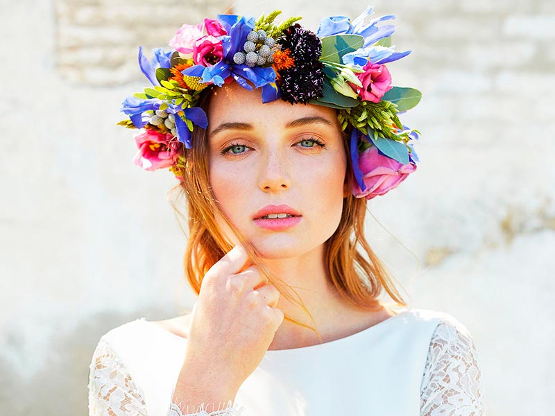 Tocados con flores naturales para novias Luce hermosa con una corona de florecillas
