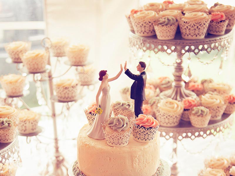 Torre de cupcakes para bodas ¡Olvida lo tradicional! Ofrece ponquecitos en tu enlace